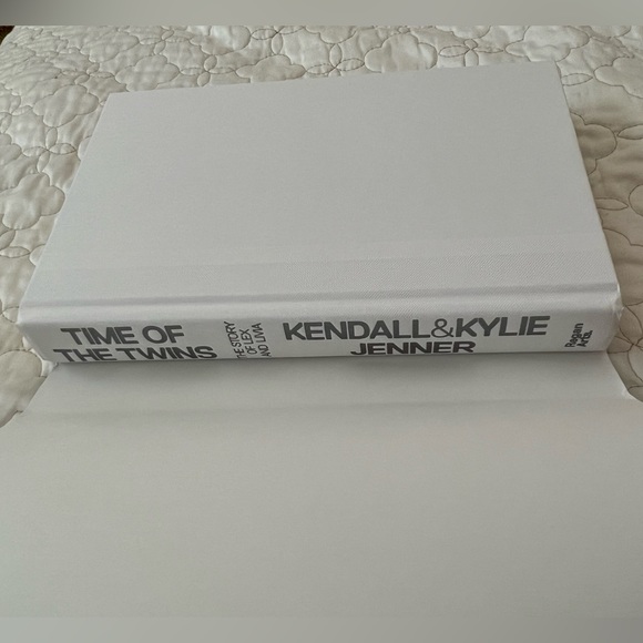 Time of the Twins Kendall and Kylie Jenner Book Signed Edition - Picture 7 of 7